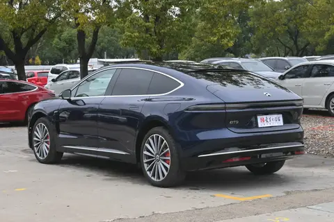 一年车龄的ET9只要四十多万?两台旗舰新能源到底什么感觉?